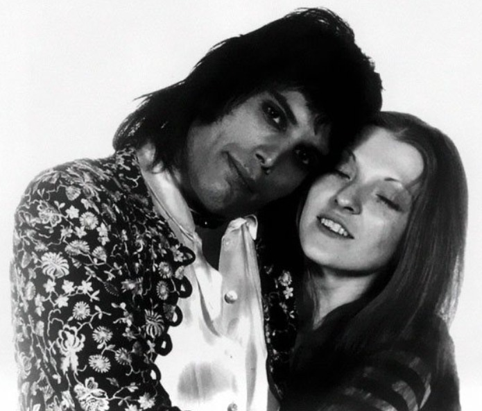 Freddie Mercury a dit à Mary Austin dans son testament :
« Si les choses avaient été différentes, tu aurais été ma femme, et tout cela t’aurait appartenu de toute façon. »
Mary a rencontré Freddie en 1970, alors qu’elle n’avait que 19 ans et étudiait l’art. Ils ont emménagé