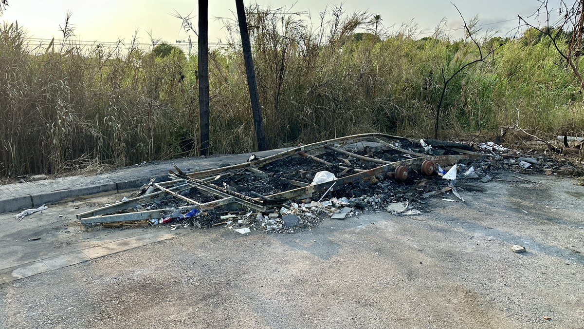 📢📻🗞️🤡 Avui, dia Mundial del Mediambient, l’Ajuntament del Masnou continua la seva investigació per esbrinar qui es el propietari d’aquesta caravana, abandonada i cremada al Camí del Mig. 
Els culpables han de ser sancionats exemplarment.