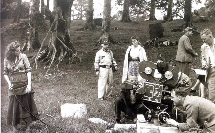 goldenagefilm's tweet photo. Some great #BTS photos from the classic 1952 film, The Quiet Man. Starring John Wayne, Maureen O’Hara, Ward Bond, Victor McLaglen, Berry Fitzgerald, and directed by John Ford. https://t.co/WyNUBZbCxE