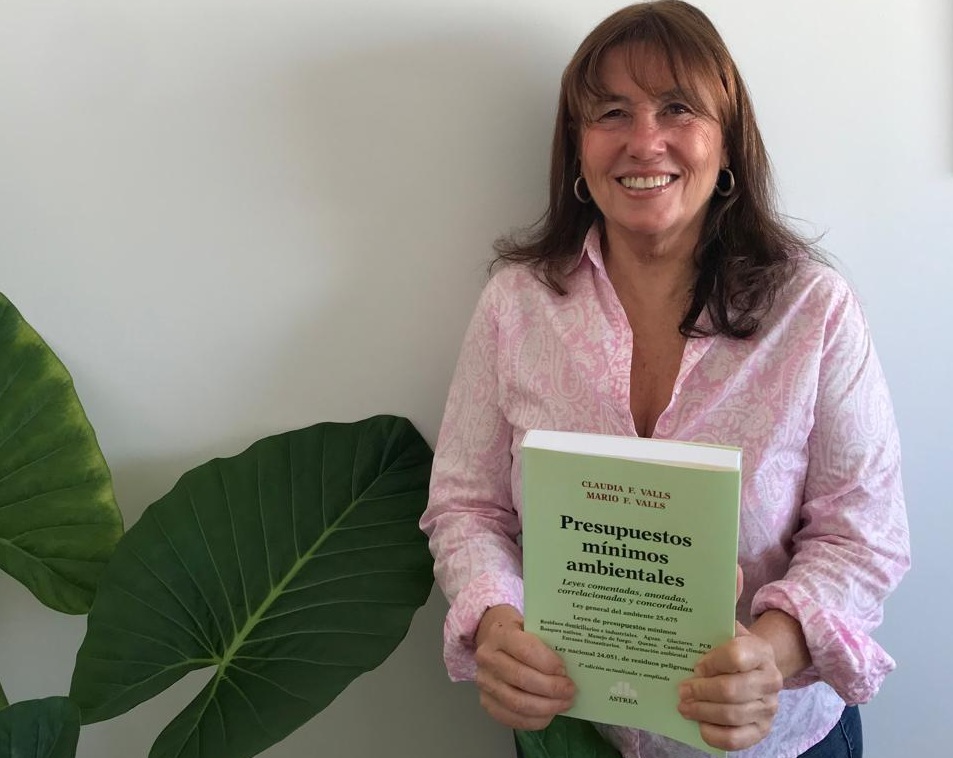 En el Día Mundial del Ambiente, la profesora de Régimen Jurídico de los Recursos Naturales de la UBA, Claudia Valls, presenta su nuevo libro, con el que busca sentar las bases para una mejor protección de la naturaleza en Argentina. Podés leer la nota en: shorturl.at/RkoMB