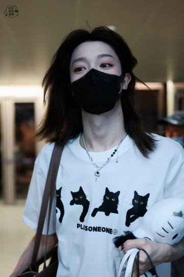 yinghaopics's tweet photo. weibo update 25.06.03 (1/2)

"点头yes摇头no
来是co猫去是狗"

cr. 自来卷长颈鹿
🔗 https://t.co/FvF5xdw5vm

#sunyinghao #孙滢皓 #ซุนอิ๋งฮ่าว #쑨잉하오 #インハオ https://t.co/eb8AliDMLj