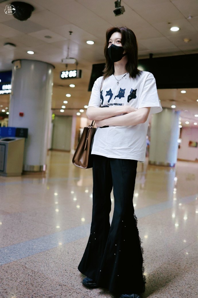 yinghaopics's tweet photo. weibo update 25.06.03 (2/2)

"点头yes摇头no
来是co猫去是狗"

cr. 自来卷长颈鹿
#sunyinghao #孙滢皓 #ซุนอิ๋งฮ่าว #쑨잉하오 #インハオ https://t.co/ohLcRGijXl
