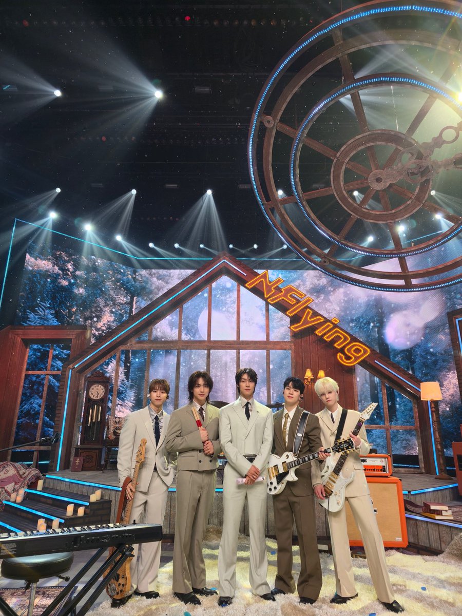 NFlyingofficial's tweet photo. [📸] 250605 Mnet M COUNTDOWN

아침 해와 같이 뜬 달처럼 소중한 엔피아 🌙
덕분에 행복했어요 ❄️

#NFlying #엔플라잉 #Everlasting #에버래스팅 #만년설 https://t.co/VzjRGJNM7j