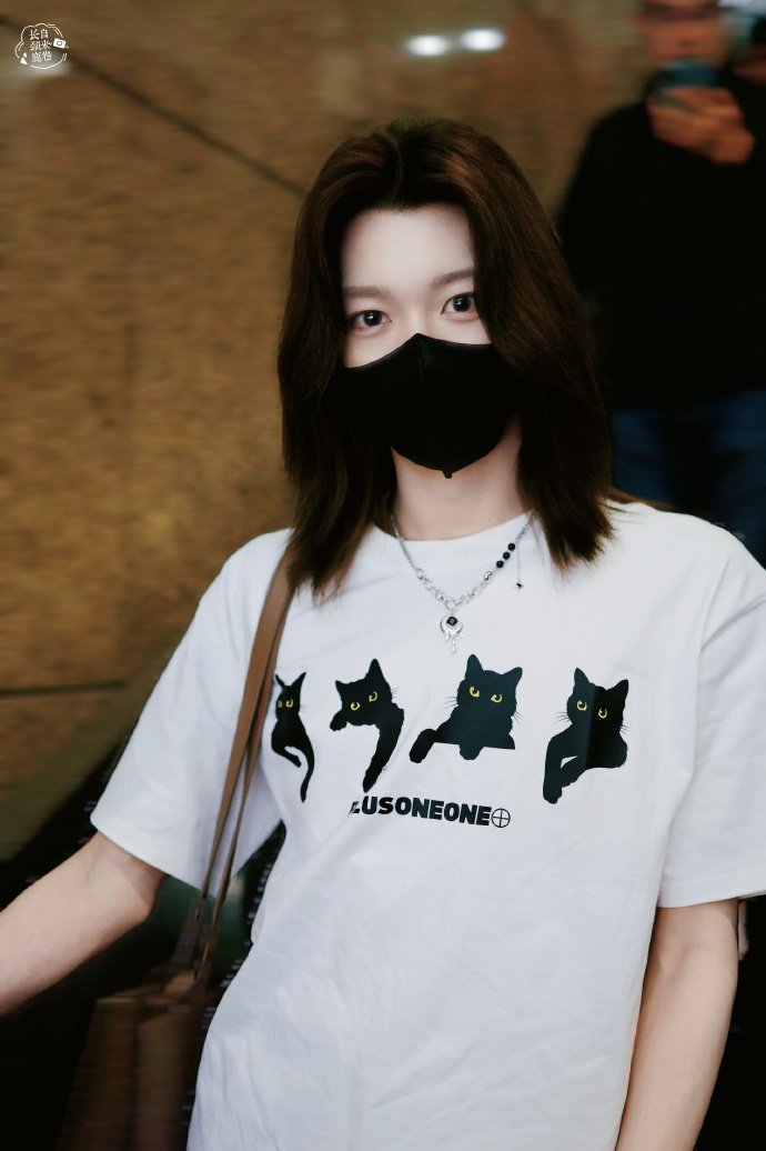 yinghaopics's tweet photo. weibo update 25.06.03 (2/2)

"点头yes摇头no
来是co猫去是狗"

cr. 自来卷长颈鹿
#sunyinghao #孙滢皓 #ซุนอิ๋งฮ่าว #쑨잉하오 #インハオ https://t.co/ohLcRGijXl