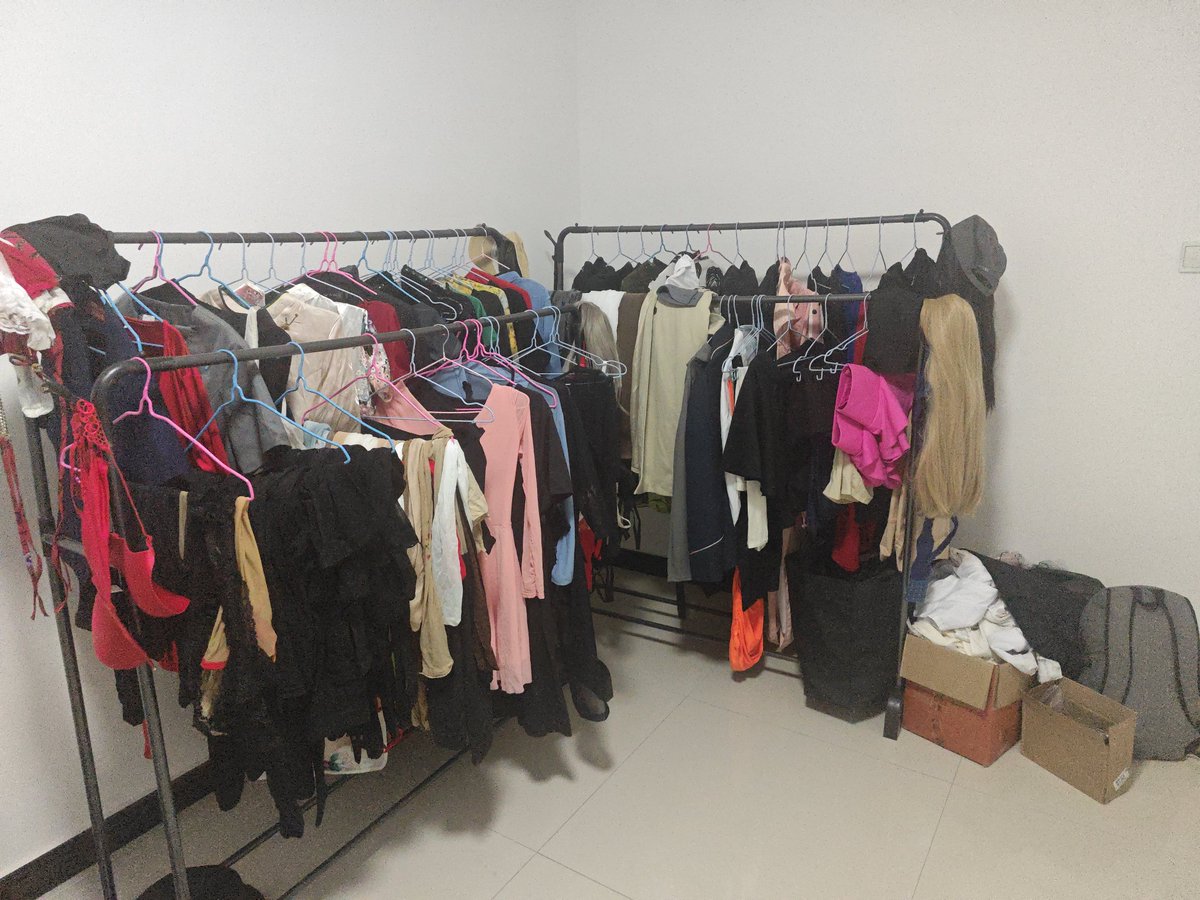 该死，今天在出租屋收拾了一下，才发现我竟然有这么多鞋子和衣服，丝袜差不多有三四百条。以前的我是有多么败家，变态一样的收集癖。