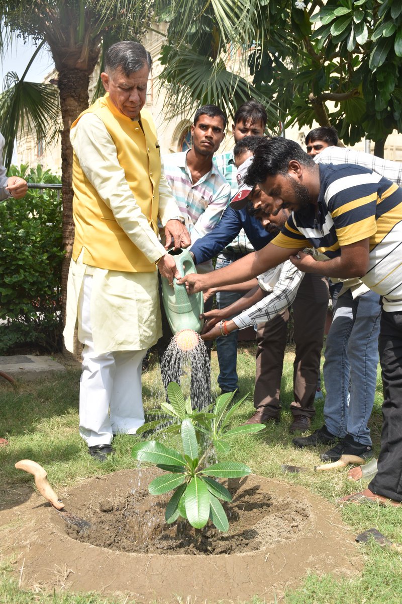 उत्तर प्रदेश विधान सभा भवन परिसर में पूर्व प्रधानमंत्री चौधरी चरण सिंह जी की प्रतिमा के निकट वृक्षारोपण करते हुए विधान सभा अध्यक्ष माननीय श्री सतीश महाना जी।

<a href="/Satishmahanaup/">Satish Mahana</a> 
#WorldEnvironmentDay2025 
#MissionLiFE