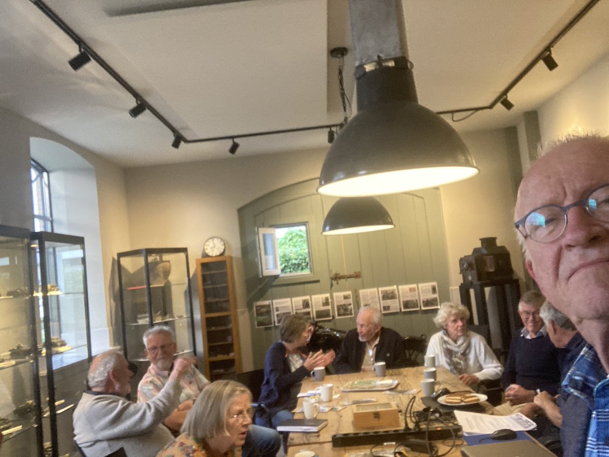 Kennismakingsbijeenkomst nieuwe leden. Gezellig. Er werd nog lang nagepraat