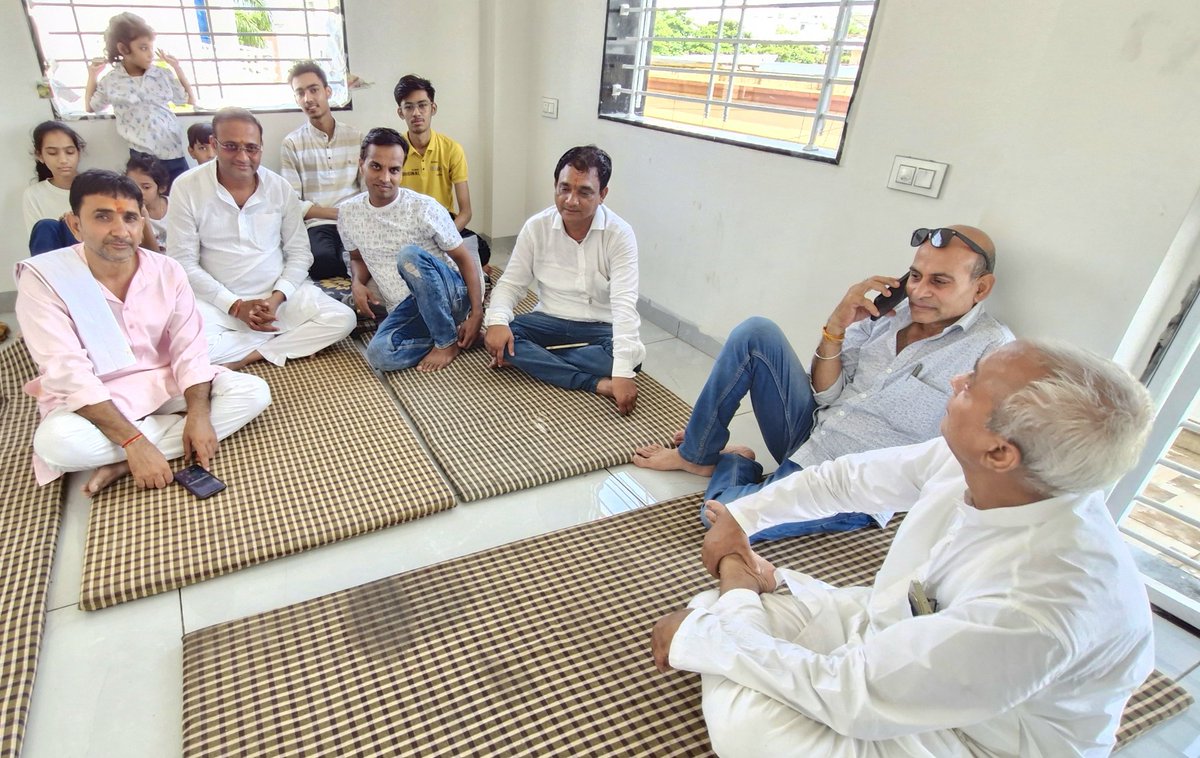 आज सनावद में शिक्षक दुर्गाराम जी मुछाला के नवनिर्मित भवन के गृह प्रवेश समारोह में सम्मिलित होकर उन्हें बधाई एवं शुभकामनाएं दी।