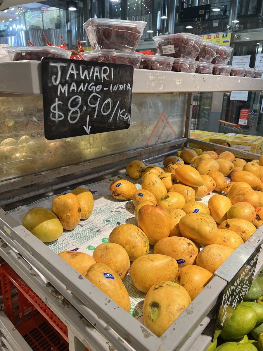 アルフォンソとJAWARIマンゴーを食べ比べ🥭
1号はアルフォンソ推し、1号以外はJAWARI推し✨
JAWARIマンゴー、酸味もあってすっきりしてて美味しい👍香りはそんなに強くない。