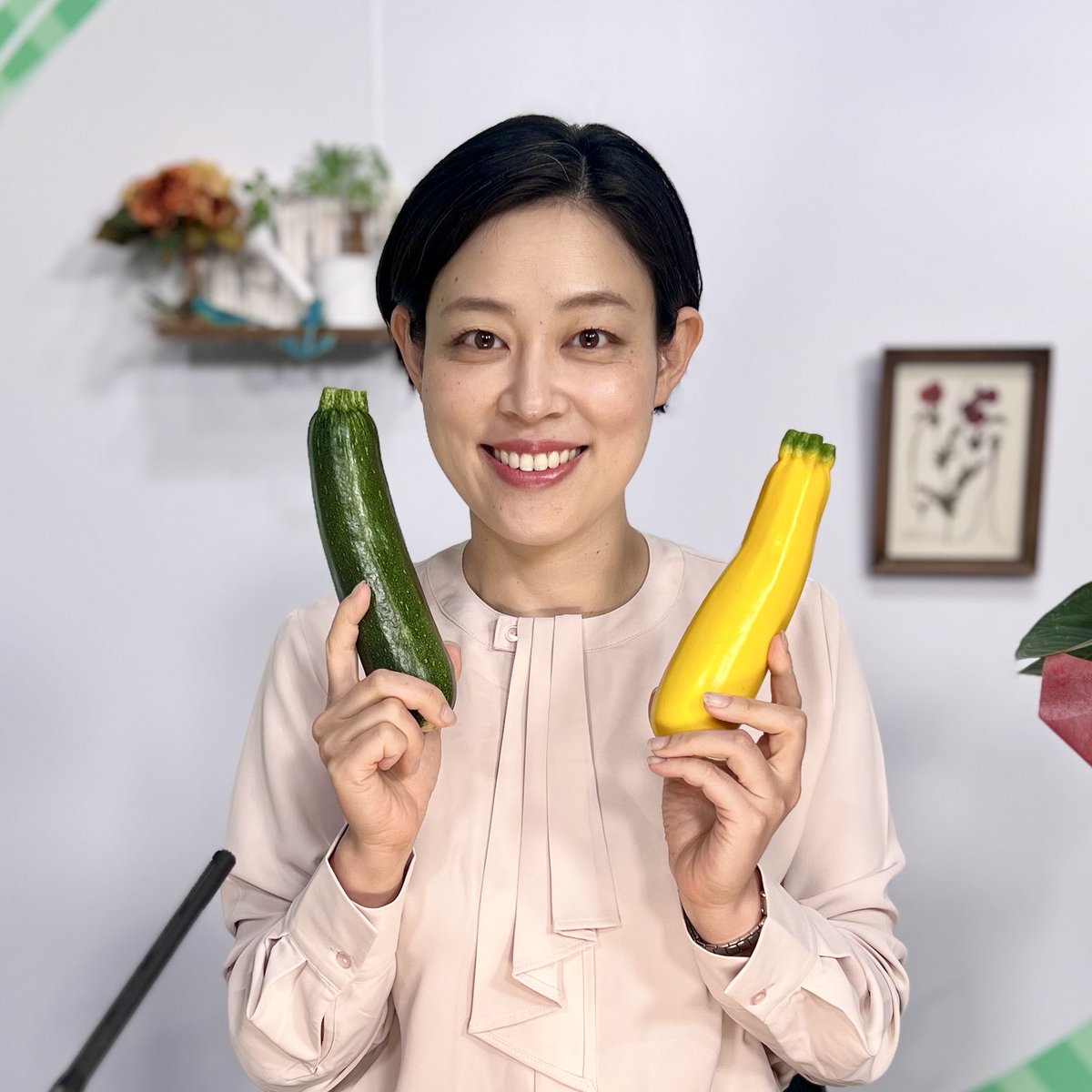 suzy_shuko's tweet photo. 東近江「eおうみNOW」木曜日。

ネパールの山「マナスル」に登られた佐々木司さんの講演会や、平和祈念館のボランティアグループが戦争遺跡ツアー参加者に戦時食を提供したという話題などをお伝えしました。

東近江産は、ズッキーニ。鮮やかで艶があるズッキーニは華やかなオーラを放っていました✨ https://t.co/3icJ7uQYaR
