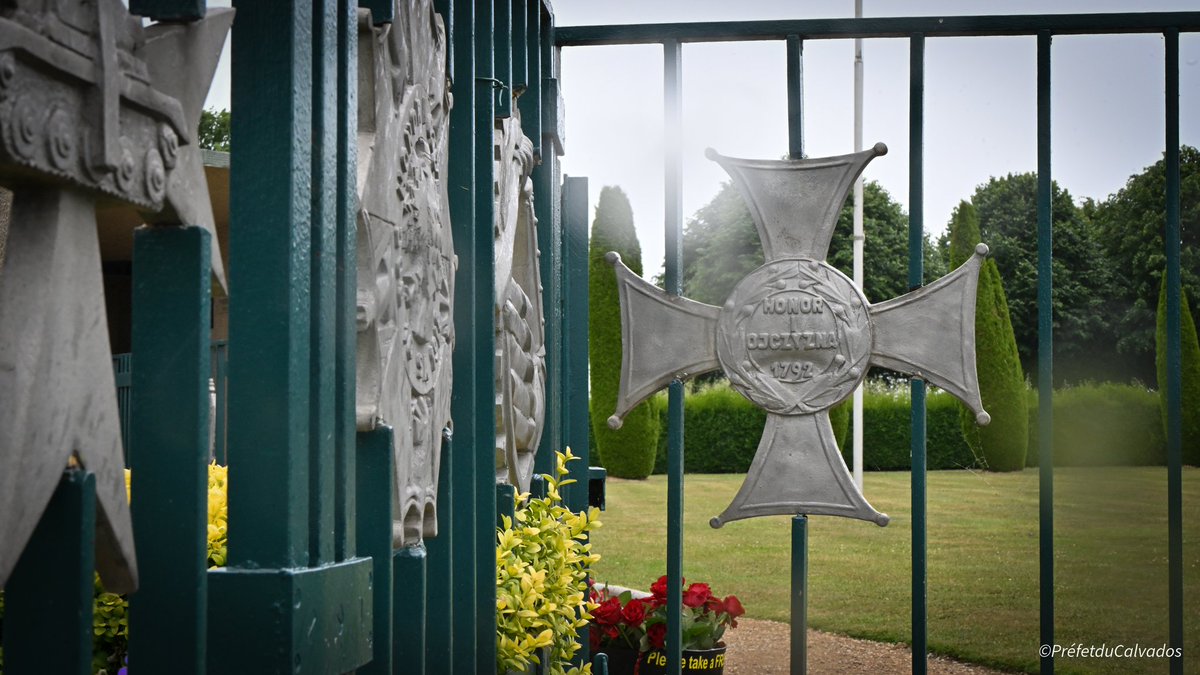 #DDay81 🇫🇷 🇵🇱 Seule nécropole polonaise de la Seconde Guerre mondiale en France, le cimetière militaire d’Urville-Langannerie constitue un haut lieu de mémoire. 

Il abrite les sépultures de 616 soldats et officiers polonais tombés pour la libération de la France.

La majorité