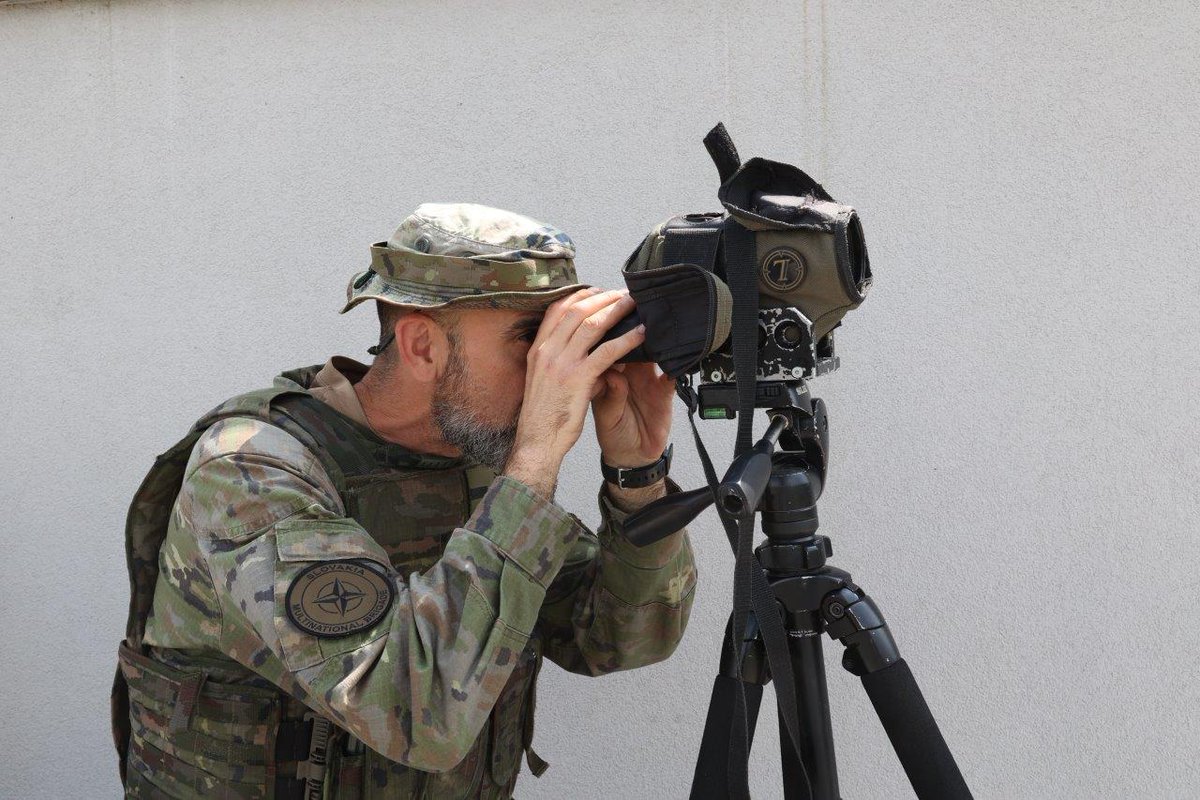 EMADmde's tweet photo. #FelizViernes El binomio observador-tirador de precisión trabaja en equipo, como parte del contingente @NATOTFSlovakia, en el #StrongLineage25.  Confianza mutua y coordinación plena para conseguir  precisión y eficiencia en el disparo. #MOPS @EjercitoTierra https://t.co/MF0hmHa6JE