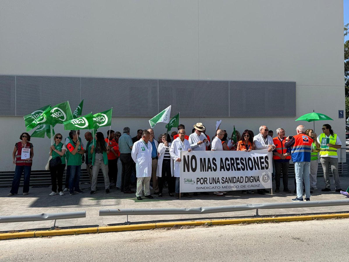 📢 También hemos estado hoy en una protesta ante el Centro de Emergencias del 061 en el 🏥Hosp. Puerto Real en repulsa por la agresión que sufrió un médico de este servicio en Algeciras la pasada semana. 

❌Stop Agresiones.
🚫No más violencia contra los profesionales.