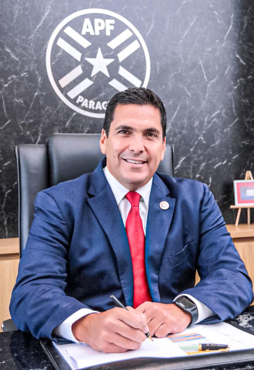 😳🇵🇾 ROBERT HARRISON, presidente de la Asociación Paraguaya de Fútbol e integrante del Consejo de la FIFA, es parte de una INVESTIGACIÓN en la que se descubrió que:

◉ Coordinaba maniobras para inflar cotizaciones de jugadores.
◉ Bloqueaba pases al extranjero que no