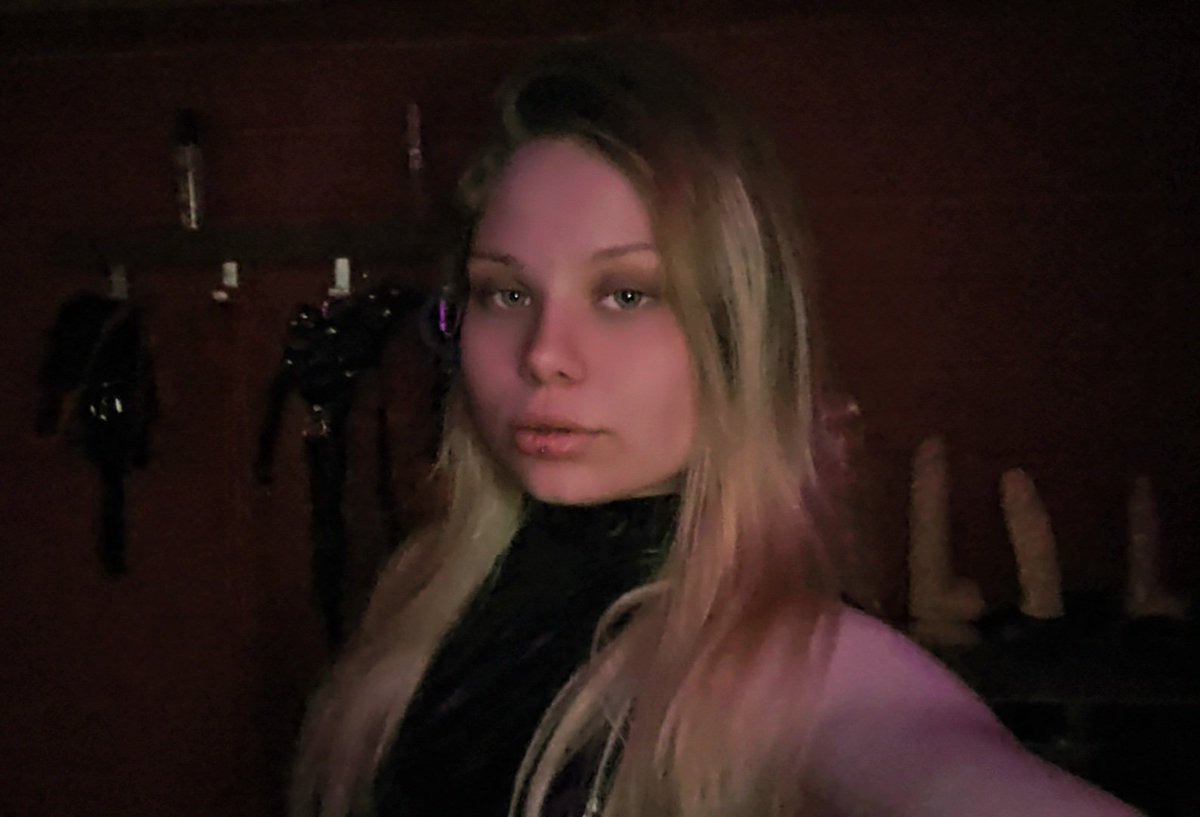 MistressMerisha's tweet photo. Ich lächle nicht, weil du brav bist.
Ich lächle, weil du leidest.😈💸
#Femdom #Sadismus #Gehorsam https://t.co/g5O7IEGgpz