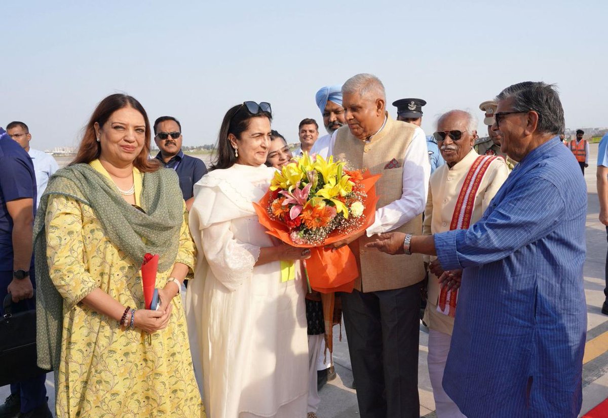 officekiran's tweet photo. चंडीगढ़ एयरपोर्ट पर माननीय उपराष्ट्रपति श्री जगदीप धनखड़ जी का स्वागत करने का सौभाग्य मिला। सरल एवं सहज स्वभाव के धनी माननीय उपराष्ट्रपति जी ने मुझे जन्मदिन की शुभकामनाएं दीं।  अपने व्यस्ततम कार्यक्रम से समय निकाल कर मुझे आशीष देना अभिभूत कर गया। यह मेरे लिए गर्व और सम्मान का क्षण था। आपके स्ने��� और आत्मीयता की आभारी हूँ। हृदय से धन्यवाद माननीय उपराष्ट्रपति जी।

@VPIndia
