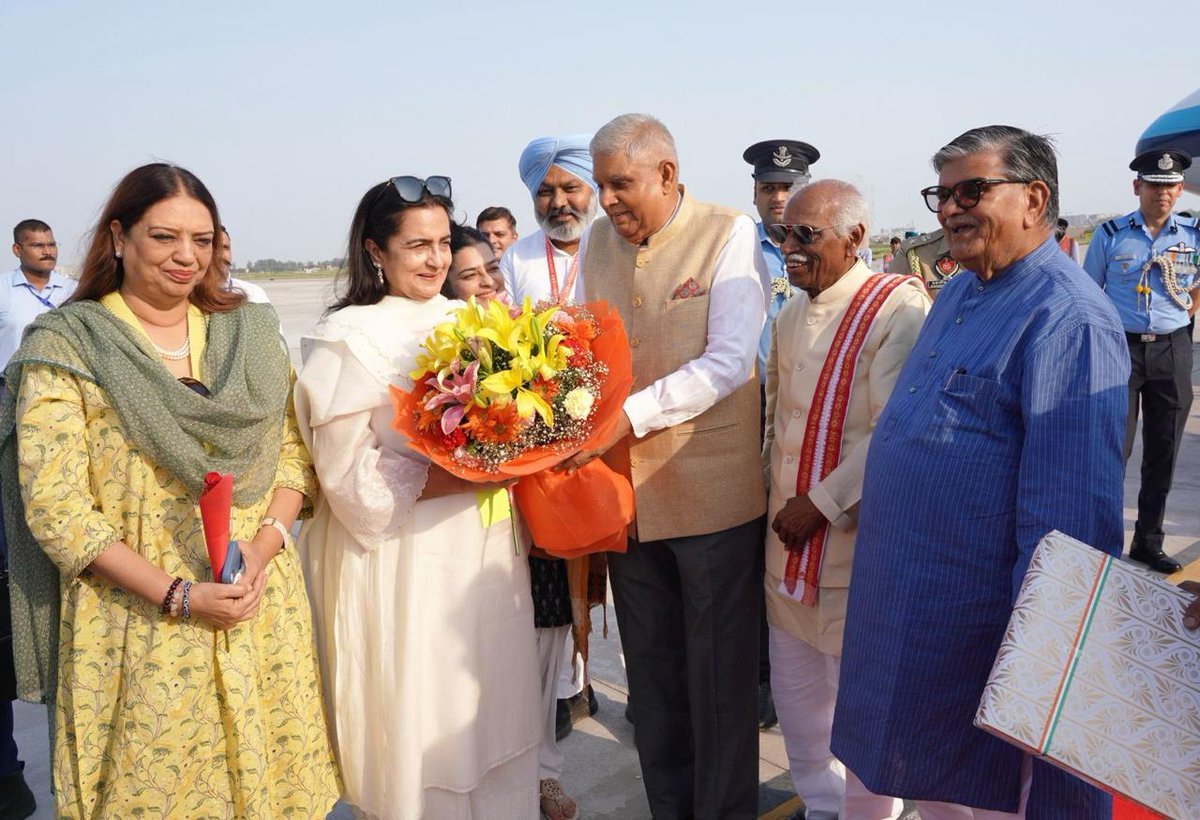 officekiran's tweet photo. चंडीगढ़ एयरपोर्ट पर माननीय उपराष्ट्रपति श्री जगदीप धनखड़ जी का स्वागत करने का सौभाग्य मिला। सरल एवं सहज स्वभाव के धनी माननीय उपराष्ट्रपति जी ने मुझे जन्मदिन की शुभकामनाएं दीं।  अपने व्यस्ततम कार्यक्रम से समय निकाल कर मुझे आशीष देना अभिभूत कर गया। यह मेरे लिए गर्व और सम्मान का क्षण था। आपके स्ने��� और आत्मीयता की आभारी हूँ। हृदय से धन्यवाद माननीय उपराष्ट्रपति जी।

@VPIndia