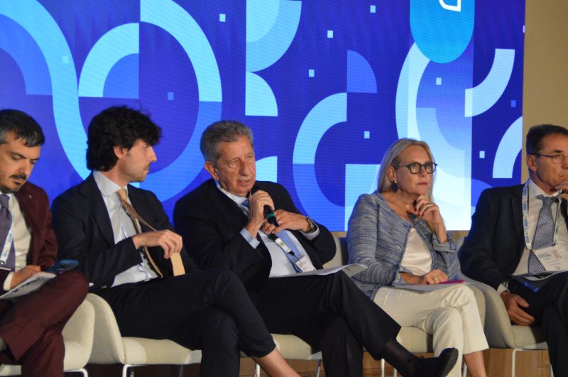 Massimo Nitti, Vicepresidente #ASSTRA, al 19° Convegno Nazionale accende un faro sul tema della carenza di personale nel settore del trasporto ferroviario pubblico.