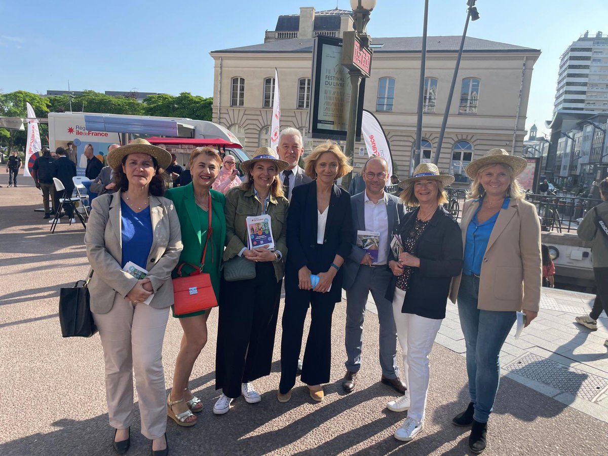 📍A <a href="/Issylesmoul/">Ville d'Issy-les-Moulineaux</a> avec <a href="/vpecresse/">Valérie Pécresse</a>

L’occasion pour <a href="/fdepampelonne/">Florence de Pampelonne</a>, <a href="/armellegendarme/">Armelle Juliard-Gendarme</a> et moi-même de vous présenter le bilan de l’action de notre région dans le département du 92. 

Transports, lycées… nous investissons massivement pour améliorer votre quotidien !