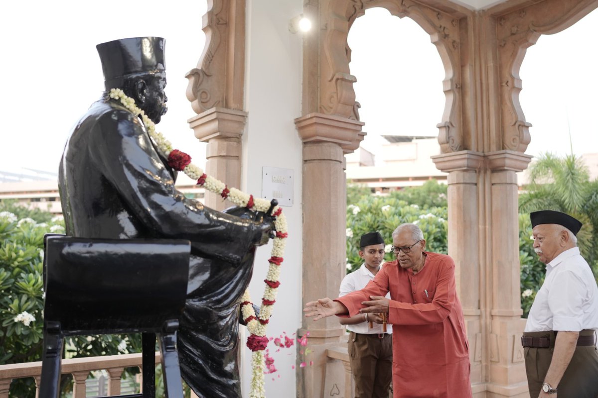 मैं संघ और सरसंघचालकजी को आभार व्यक्त करना चाहता हूँ कि मुझे मुख्य अतिथि के रूप में सम्मान दिया। मैं पहली बार आया हूँ।यहाँ मुझे बहुत कुछ समझने के लिए मिला। संघ का शताब्दी वर्ष भी है।
- श्री अरविंद नेताम
#RSSNagpurVarg 
#RSS100