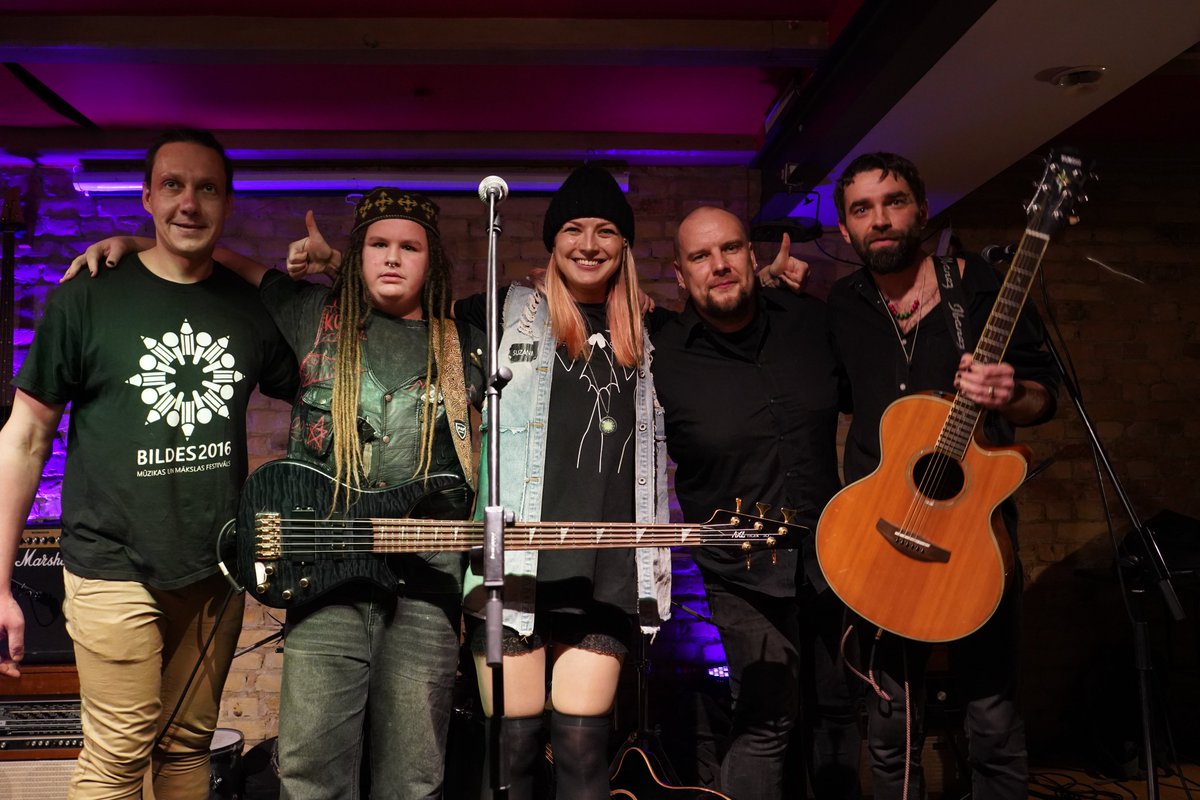 Grupa "Suzanna" laiž klajā jaunāko videoklipu dziesmai "4m2" (četri kvadrātmetri). muzikas-video.lv/jaunumi/1632