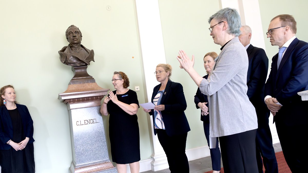 <a href="/KaisaJuuso/">Kaisa Juuso</a> <a href="/adleande/">Anders Adlercreutz</a> Valtioneuvoston istunnon jälkeen ministerit Leena Meri,  Kaisa Juuso ja Anders Adlercreutz sekä valtiosihteeri Risto Artjoki tapasivat kuurojen ja viittomakielisten yhteisöjen edustajia ja keskustelivat käynnistyvästä prosessista

<a href="/leena_meri/">Leena Meri</a> <a href="/KaisaJuuso/">Kaisa Juuso</a> <a href="/adleande/">Anders Adlercreutz</a> <a href="/FinGovernment/">Finnish Government</a>