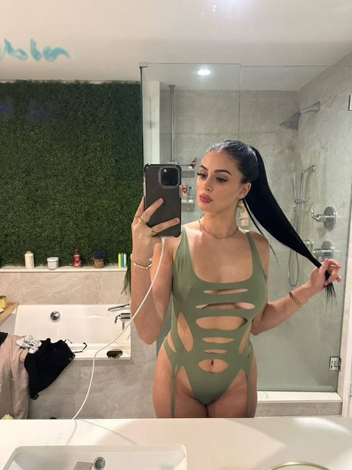 deleting in 6 hours, but whoever likes &amp; says hi, i’ll send a nudie in dm 💜