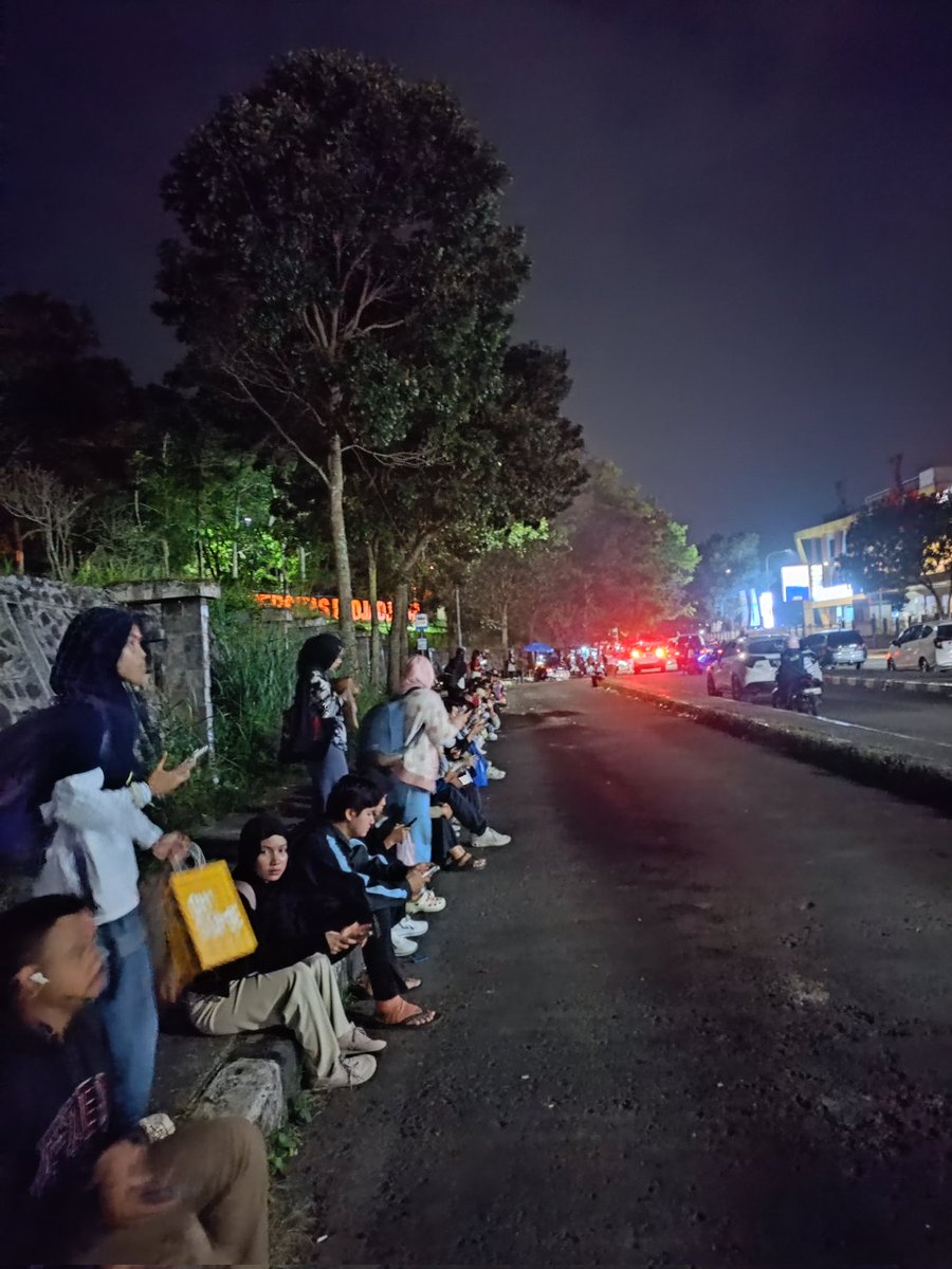 siapapun yang bertanggung jawab mengganti bus Trans Metro Pasundan koridor 5 (Dipatiukur-Jatinangor) jadi bus tayo mini, selamat anda udah bikin puluhan anak terlantar ngantri nunggu bus yg gajelas kapan datangnya👏🏽👏🏽👏🏽

gatau gua harus tag pejabat mana