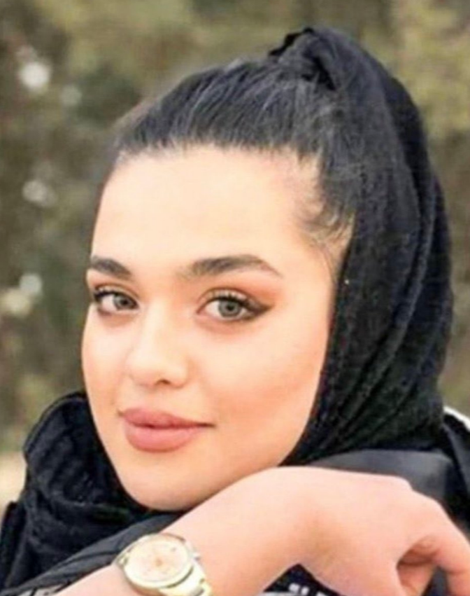 #فوري 
خدایا،
سه سال از گم شدن #سما_جهانباز گذشته، دختری که تو معالی‌آباد شیراز غیبش زد! تا کی باید منتظر بمونیم؟ باباش با عکس سما دنبال جواب می‌گرده، ولی مسئولا فقط می‌گن «صبر کن»! اگه زنده‌ست، پیداش کنید؛ اگه کشته شده، قاتلش رو پیدا کنید! دیگه وقتشه عدالت برای سما اجرا بشه! 💔