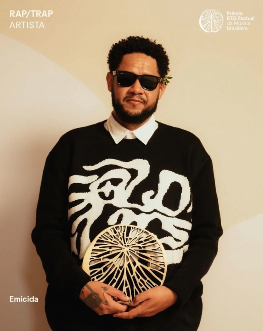 ARTISTA DE TODOS OS NOSSOS ANOS 💛✨
Nosso zica <a href="/emicida/">emicida</a> ganhou o prêmio de ARTISTA DO ANO NO RAP/TRAP pelo Prêmio BTG Pactual da Música Brasileira!