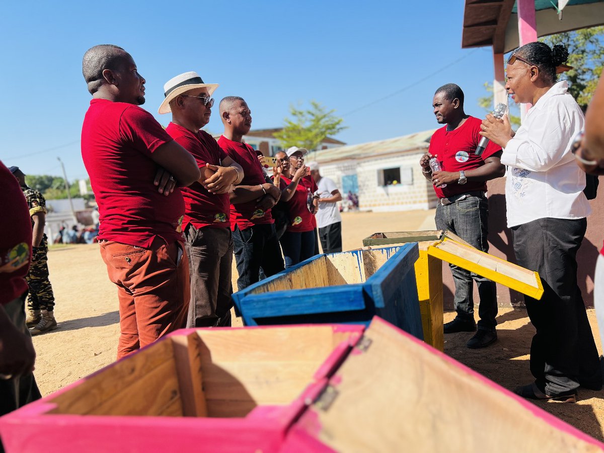 WWF Madagascar (@wwf_mada) on Twitter photo 📍Miandrivazo hosted #EnvironmentDay in the Menabe region. Local authorities, partners, & residents actively participated under the <a href="/MeddMadagascar/">Ministère de l'Environnement Développement Durable</a> Menabe's leadership.
Activities included environmental awareness, street cleanups, and prizes for the cleanest neighborhoods! 📍Miandrivazo hosted #EnvironmentDay in the Menabe region. Local authorities, partners, & residents actively participated under the <a href="/MeddMadagascar/">Ministère de l'Environnement Développement Durable</a> Menabe's leadership.
Activities included environmental awareness, street cleanups, and prizes for the cleanest neighborhoods!