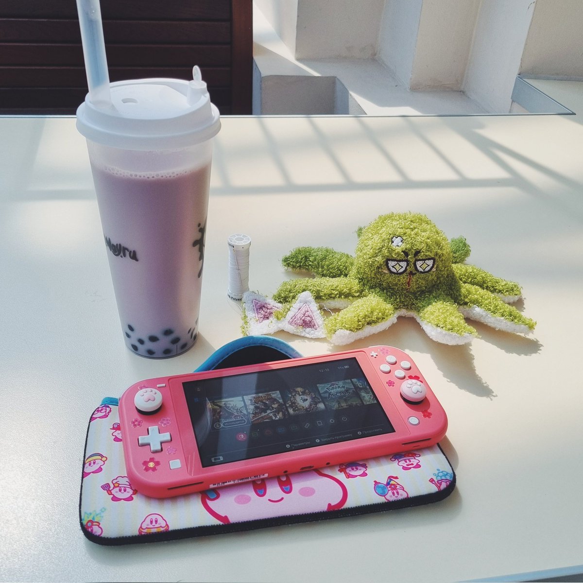 Выходной! Одна Наташа забрала сына, а вторая с горящими глазами поучила вокалу. Удивительно хорошо идут занятия. Будто и не было всех этих слёз и неудач лет 6 назад. Кайфово.
А позже я пошла на вокзал посидеть с бобой, треилсами, недоделышем и двумя тёплыми пянсе в сумке ☺️