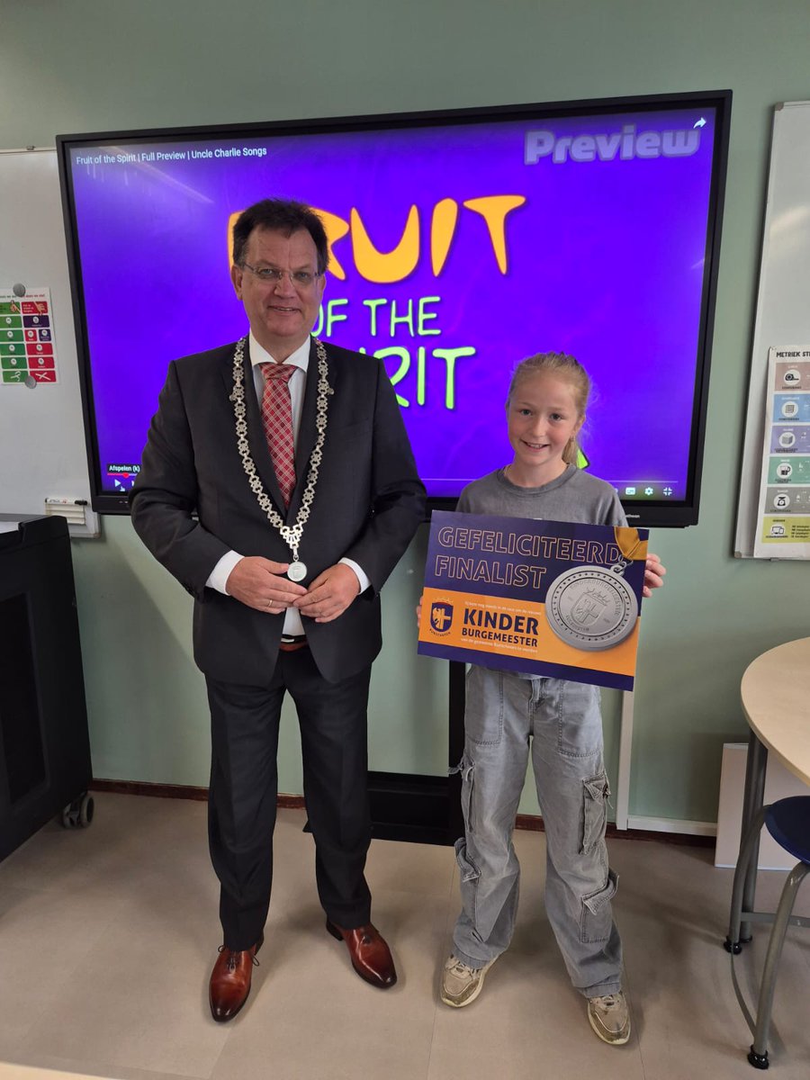 De drie finalisten voor de zoektocht naar een nieuwe #kinderburgemeester zijn bekend! 🎉 Vandaag werden Donna, Eléonore en Lauren door burgemeester Jaco Geurts verrast in hun klas met dit leuke nieuws. Wie wordt onze nieuwe kinderburgemeester? Na de finale 25 juni weten we het!⏳