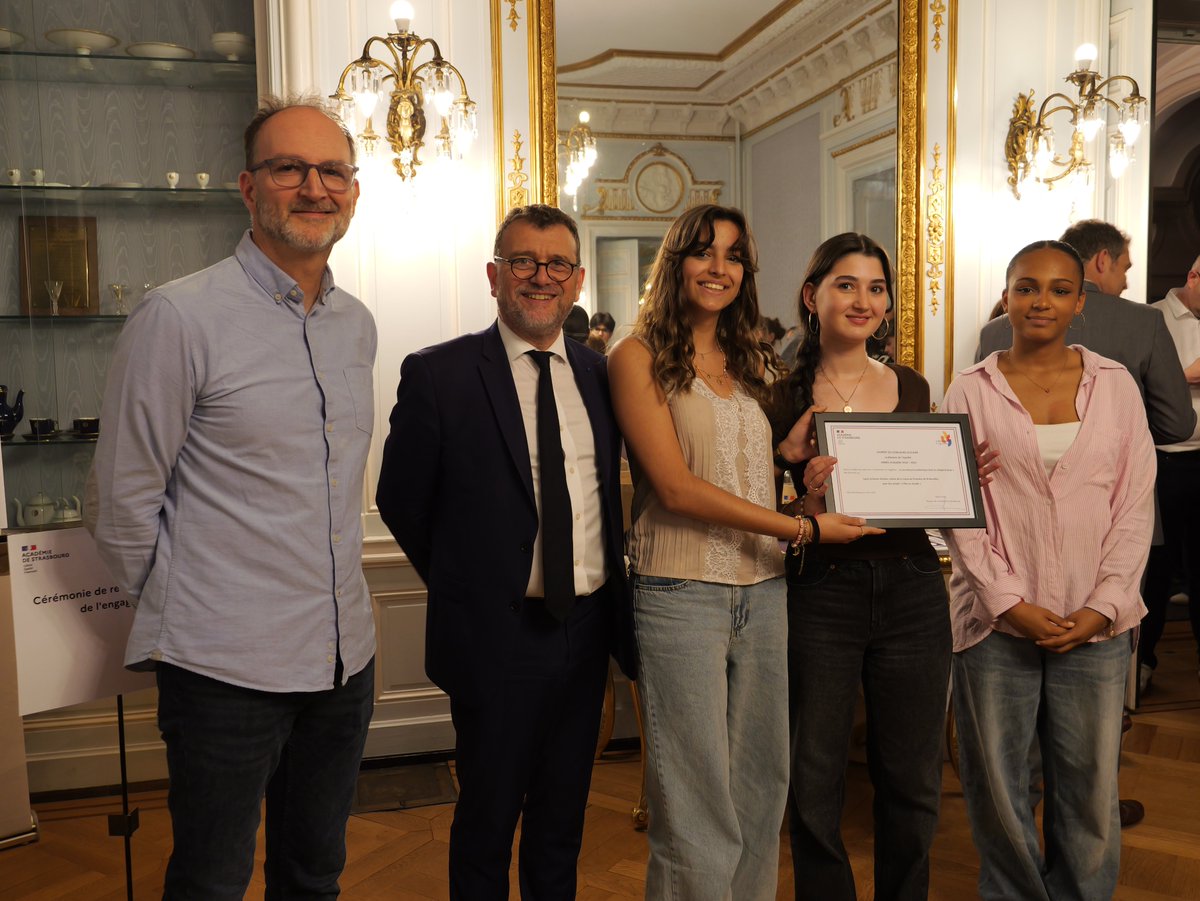 🏅 Célébration de l'engagement citoyen des élèves et établissements lors de la cérémonie de remise des Césars de l'engagement. 
De la Flamme de l'égalité au concours NAH, ces actions reflètent l'engagement d'une jeunesse qui s'affirme.
➡️bit.ly/4juqFk9