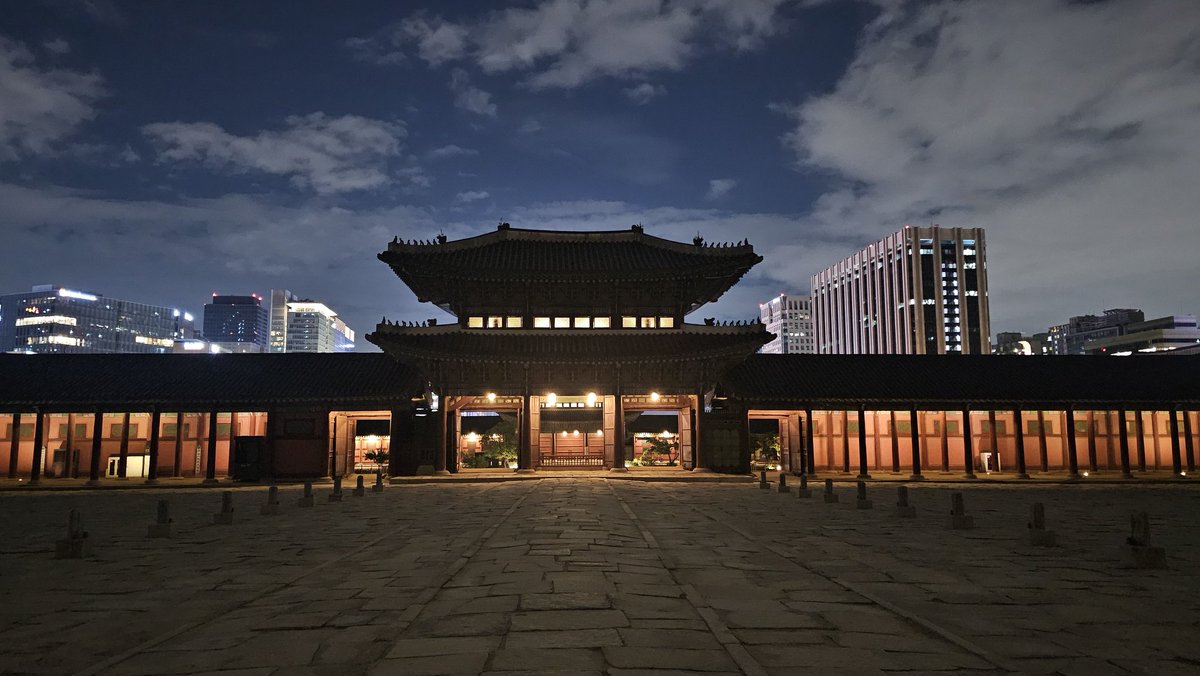 <오랜 역사와 현재 그리고 미래를 함께하는 경복궁>

아름다운 대한민국
자랑스런 대한국민
아자!🇰🇷

#경복궁 #대한민국 #대한국민 #아자