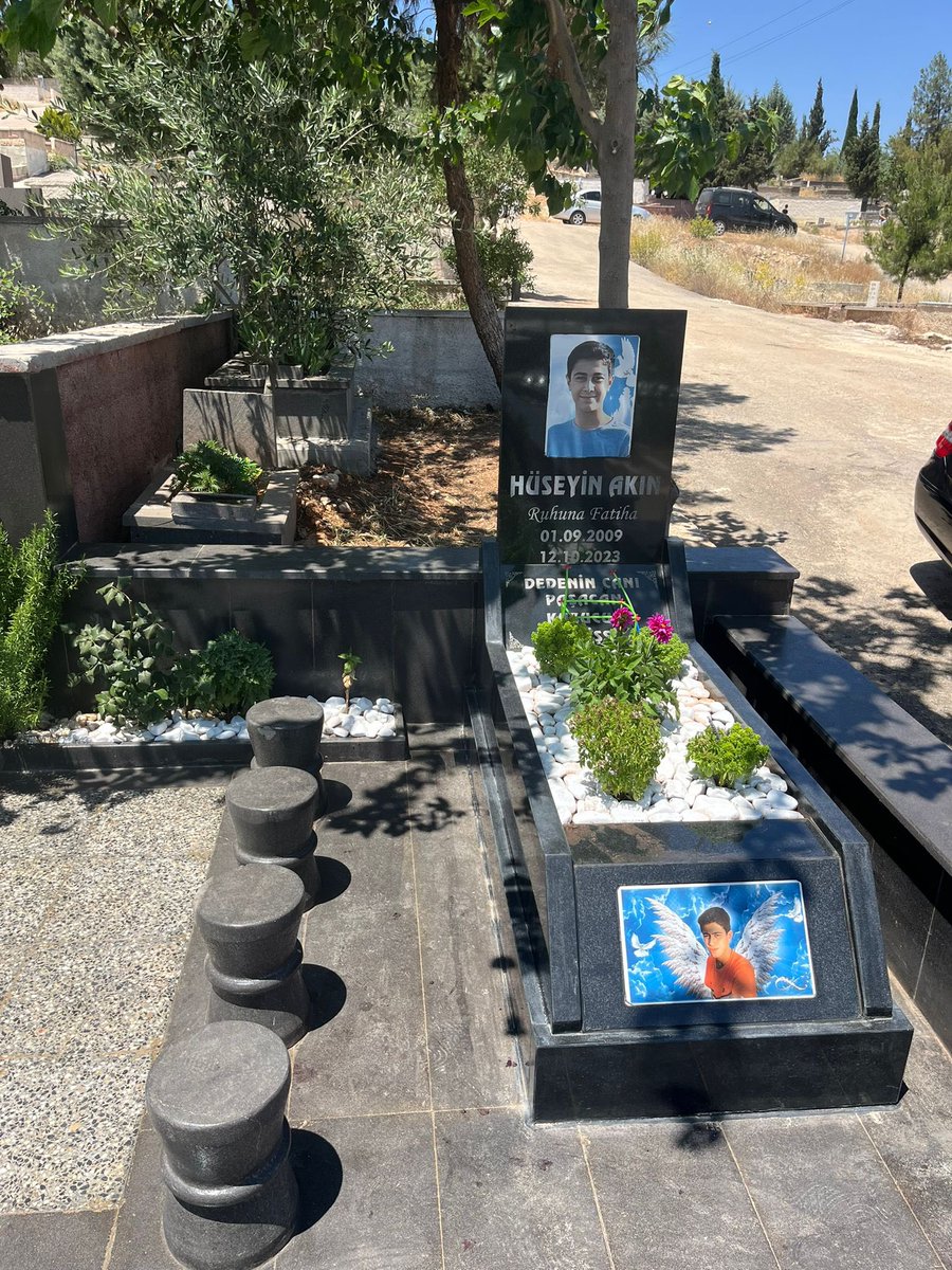 Biz yanarken sebep olan şahane doktor yavrucaklırıyla tatil yapıyor ilahi adalet
Elbet bir gün tecelli edecek ve sen bizden beter olursun inşALLAH 
Hakkımız her zaman haramdır 
Sen ve sana yardım eden Şerefsizlere