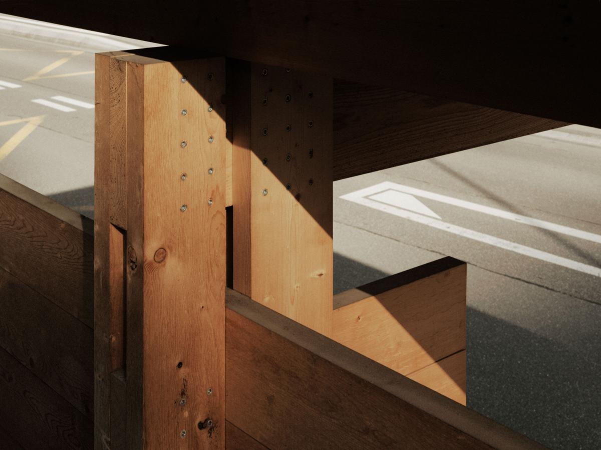 Waiting for the bus in Ilanz is getting more interesting—new bus shelters will soon dot the municipality, weaving a “common thread” through public space. 
swiss-architects.com/de/architektur…

📸 © Ladina Bischof

#waofficial #architecture #BusStopDesign #PublicSpace #UrbanDesign #Ilanz