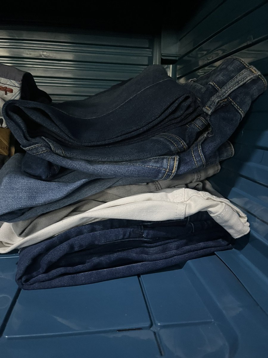 sunzflowerr's tweet photo. WTS preloved kemeja, kemeja tunik dan jeans , harga 10-30k sajaa, mostly brend yanhh #wts  #kemeja #jeans #murah #zonauang https://t.co/2BEX4lZ6GD