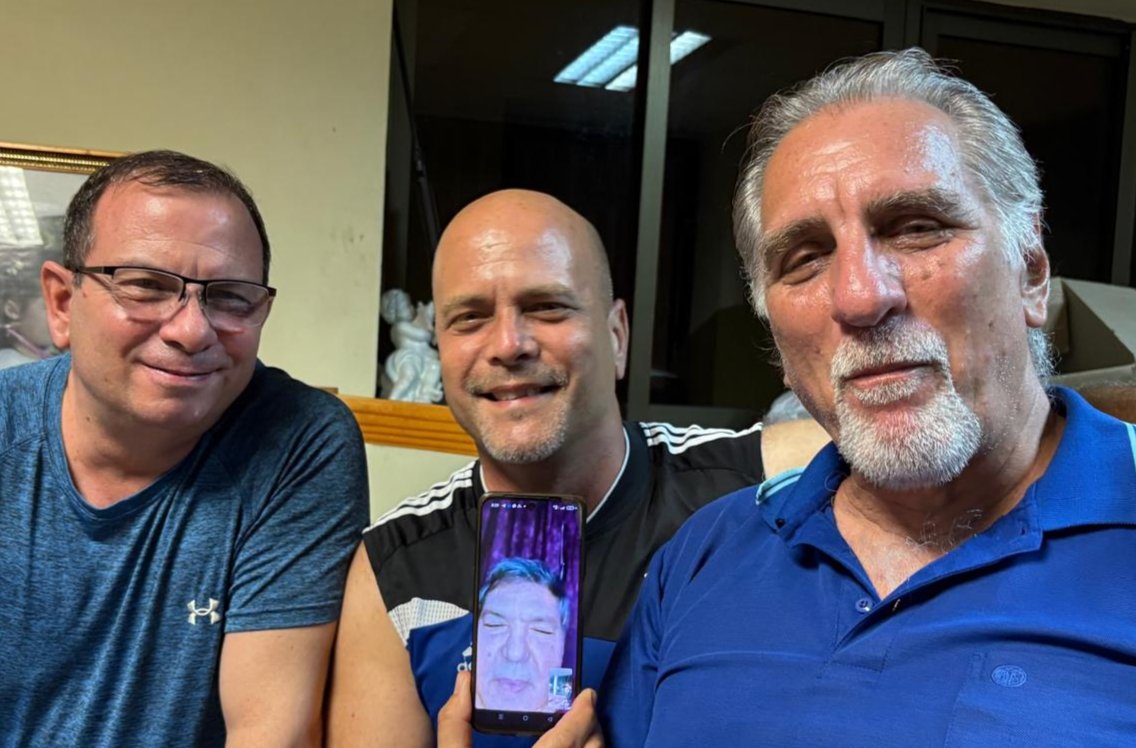 Con Ramón y Tony "lejos, pero no ausentes", #LosCinco celebramos mi cumpleaños. iMuchas gracias por las felicitaciones! #Cuba #UnidosXCuba #CDRCuba #CubaVencerá