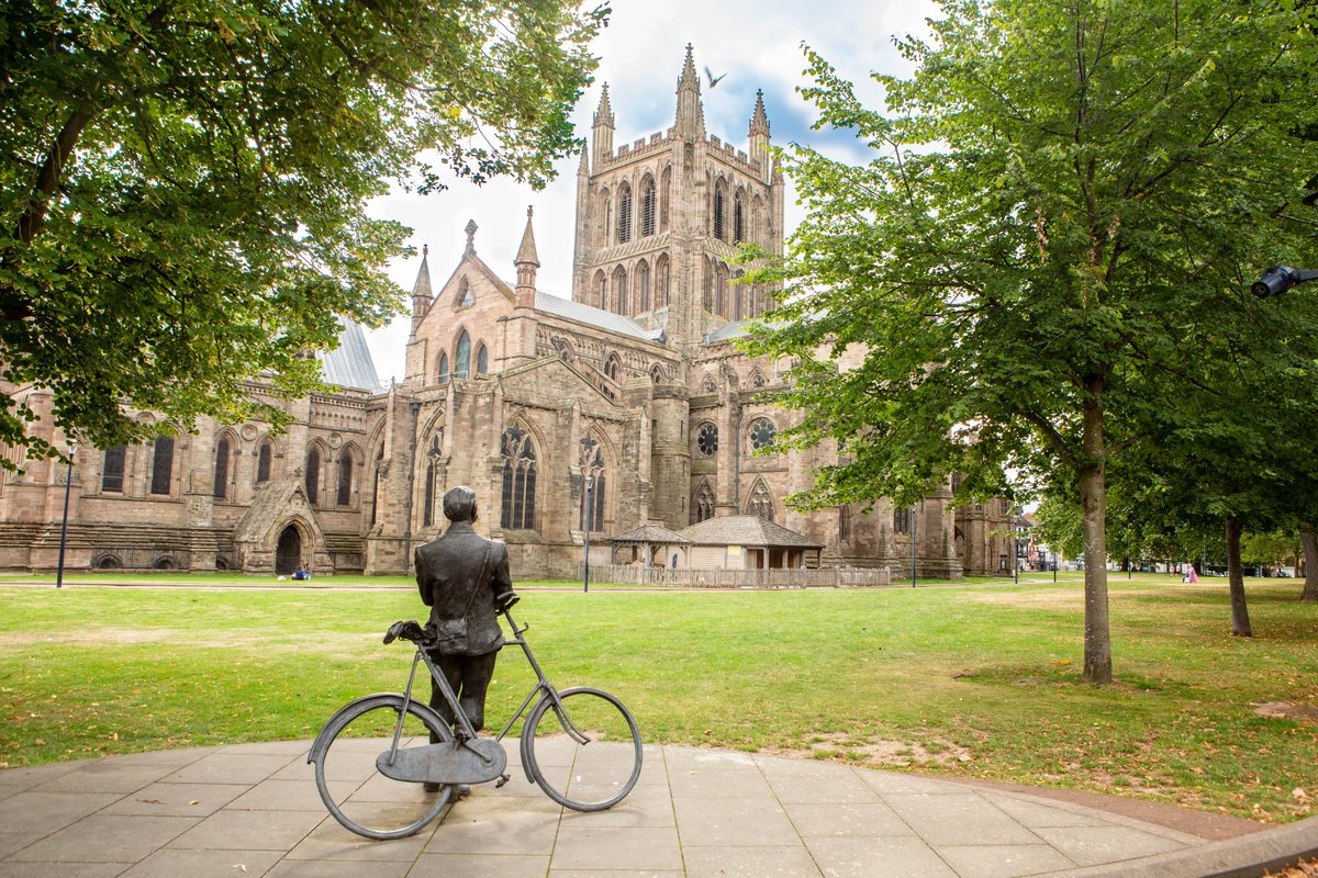 📺 Tune into BBC One at 12.15 pm tomorrow (Friday 6 June) as Bargain Hunt visits Hereford Cathedral!

We welcomed Caroline Hawley to find out more about the Three Choirs Festival which takes place in Hereford this year.

Watch here: bbc.co.uk/programmes/m00…

📷 Caroline Potter