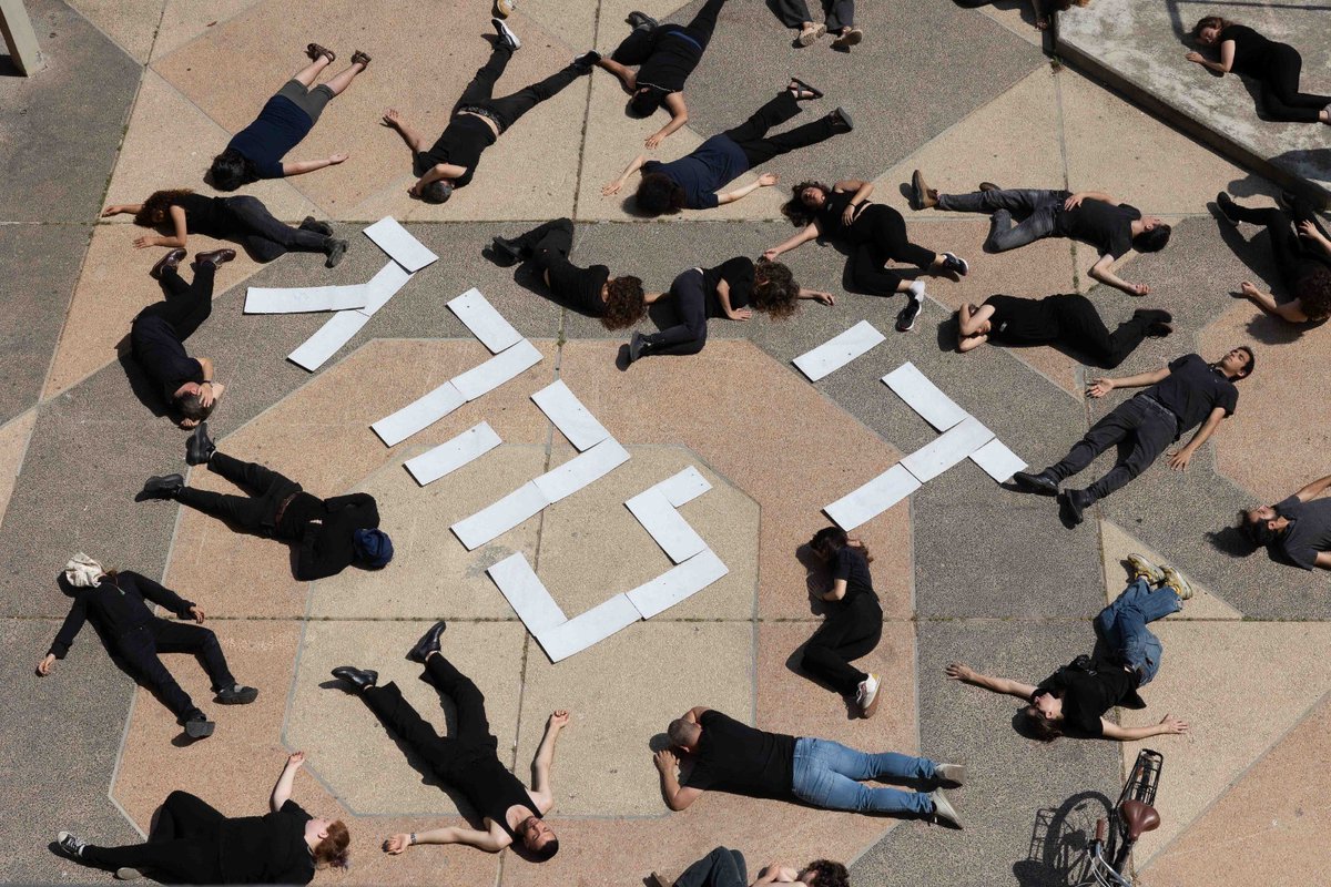 "Stop the killing"
Israeli students demonstrating against attacks on Gaza at Tel Aviv University.