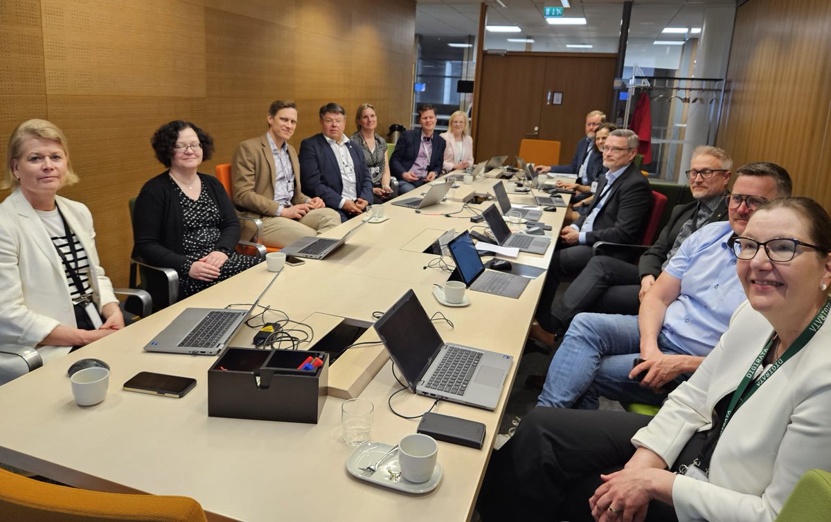 Kari Wihlman (@kwihlman) on Twitter photo .<a href="/meteorologit/">Ilmatieteen laitos</a> ja <a href="/vaylafi/">Väylävirasto</a> yhteistyö on päivittäistä ja tiivistä. Yhteisiä asioita ovat mm tie- ja merisää, rautateiden sää- ja ennustepalvelu, liikennejärjestelmän digitaalinen kaksonen ja ilmastonmuutoksen vaikutukset. Hyvä tapaaminen taas kerran, erinomainen yhteistyö jatkuu! .<a href="/meteorologit/">Ilmatieteen laitos</a> ja <a href="/vaylafi/">Väylävirasto</a> yhteistyö on päivittäistä ja tiivistä. Yhteisiä asioita ovat mm tie- ja merisää, rautateiden sää- ja ennustepalvelu, liikennejärjestelmän digitaalinen kaksonen ja ilmastonmuutoksen vaikutukset. Hyvä tapaaminen taas kerran, erinomainen yhteistyö jatkuu!