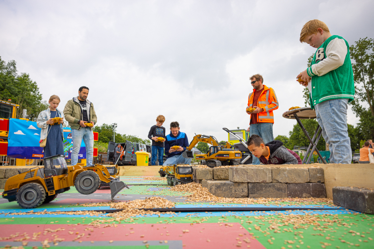 Dijkversterking Zwolle festival op Dag van de Bouw! 🌊🏗️ Kom op 21 juni tussen 10-14u naar Industrieweg 41 in Zwolle voor leuke activiteiten voor jong en oud zoals een boottocht of escaperoom. Gratis toegang! Meer info: wdodelta.nl/dijkversterkin… #dagvandebouw #dijkfest #stadsdijken