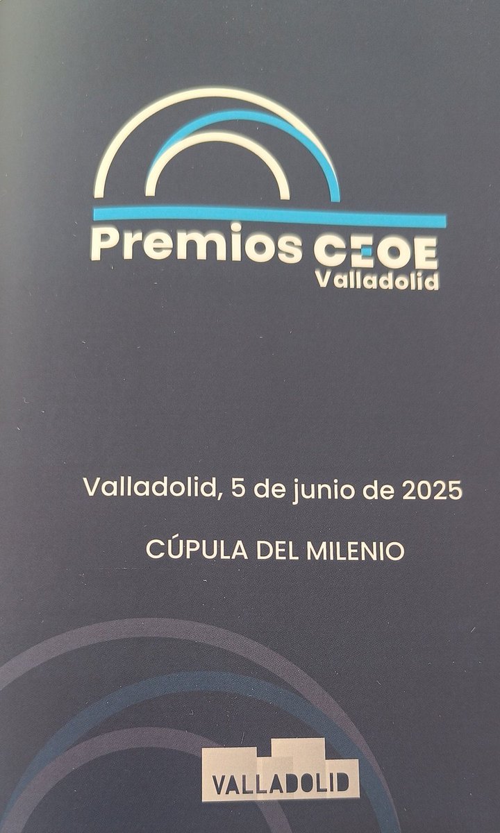 El alcalde de Madrid , José Luis Martínez Almeida recoge el premio institucional que  <a href="/CEOEValladolid/">CEOE Valladolid</a>  concede al <a href="/MADRID/">Ayuntamiento Madrid</a> .
