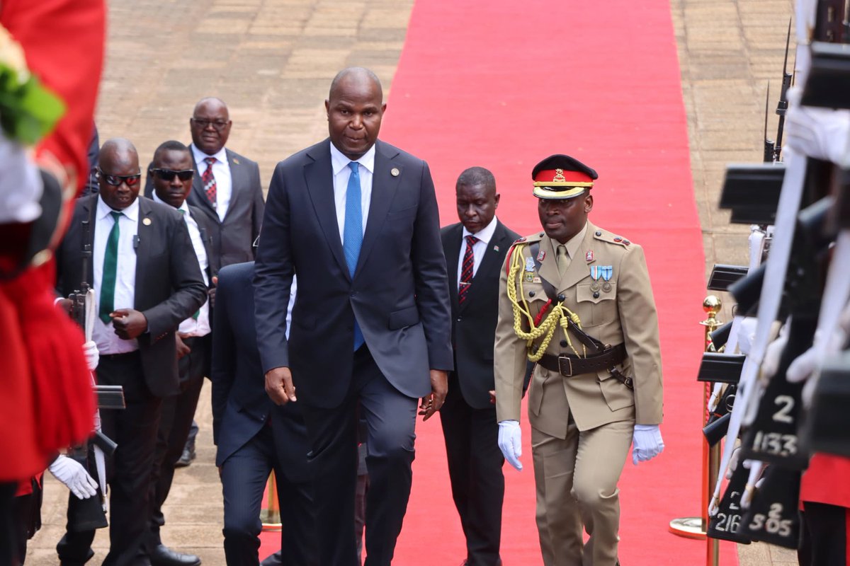 President of the Republic of Mozambique, Daniel Francisco Chapo, on Thursday afternoon, visited the Malawi Parliament and Kamuzu Mausoleum in Lilongwe as part of his two-day official visit to Malawi.

President Chapo was accompanied by Minister of Information