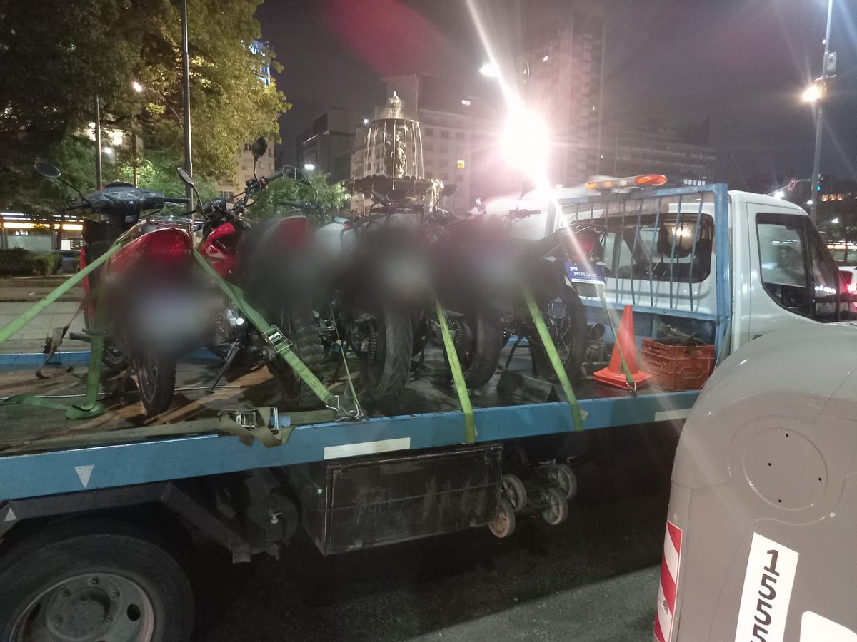 🚨 CONTROL EN EL CENTRO

Hicimos un operativo sobre Carlos Pellegrini para sacar de circulación motos en infracción. Se controlaron más de 120 vehículos, se labraron 46 actas y se retuvieron dos licencias.

La prevención es fundamental para hacer una Ciudad más segura.