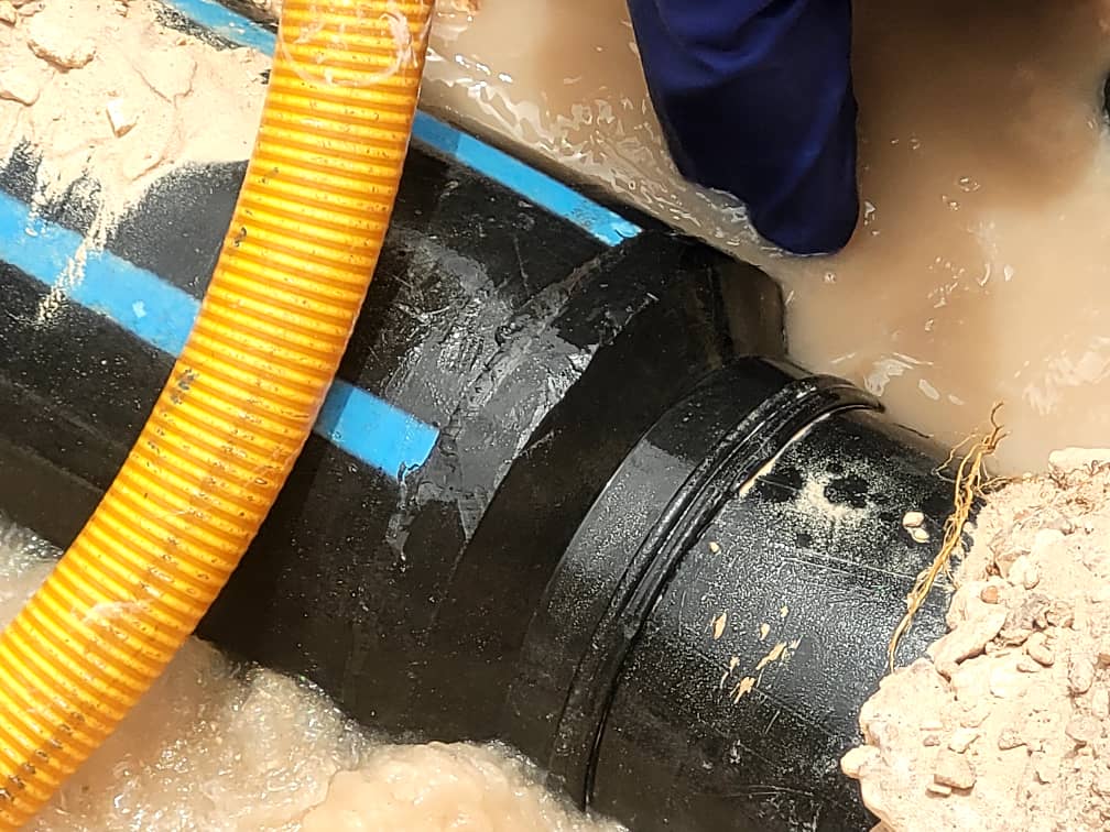 EAACSantaMaria's tweet photo. Se soluciona salidero en reducido de 400 a 250 mm en la entrada a tanque las Lagunas el salidero por la soldadura de 400 mm el cual atentaba a un abasto eficiente en el dicho sector, buen trabajo de la brigada de mantenimiento de redes de la UEB de MTTO. #eaasm #OSDEAyS https://t.co/iqYELq1fXS