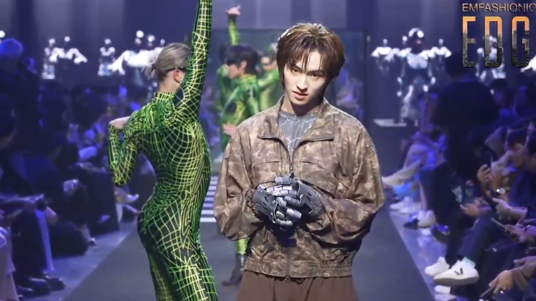 dumboosunday's tweet image. โทมัสก้องเท่มาก แล้วจังหวะคนดูค่อยๆยกโทรศัพท์ขึ้นมาถ่ายฮือ เก่งมากㅠㅠㅠㅠㅠ

THOMASKONG X EMFASHION 
#EmfashioniconEdge2025xโทมัสก้อง
#thomaskong #โทมัสก้อง