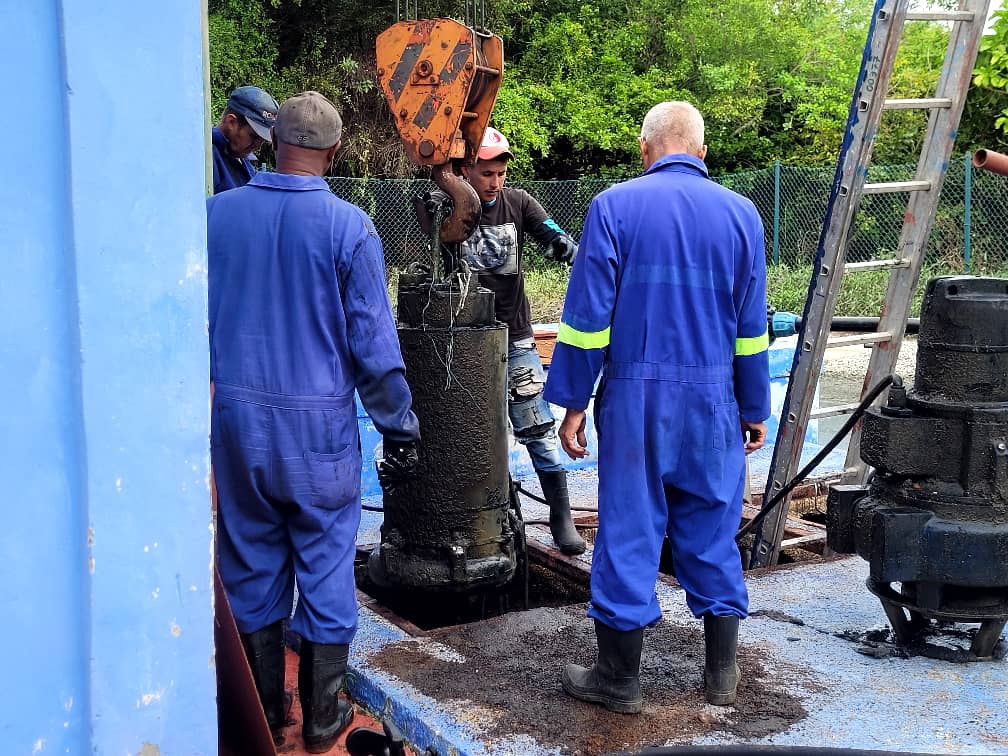 EAACSantaMaria's tweet photo. Desmontaje y montaje de bombas de residuales en zona de los hoteles Melia, donde la brigada de electromecánica demostró su que en condiciones difíciles ellos siempre dan el paso al frente. #eaasm #OSDEAyS https://t.co/IYzeuErYOD