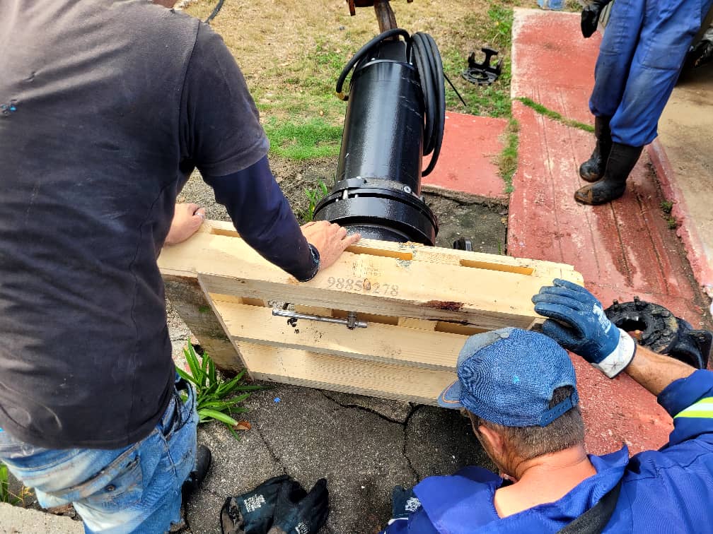Desmontaje y montaje de bombas de residuales en zona de los hoteles Melia, donde la brigada de electromecánica demostró su que en condiciones difíciles ellos siempre dan el paso al frente. #eaasm #OSDEAyS